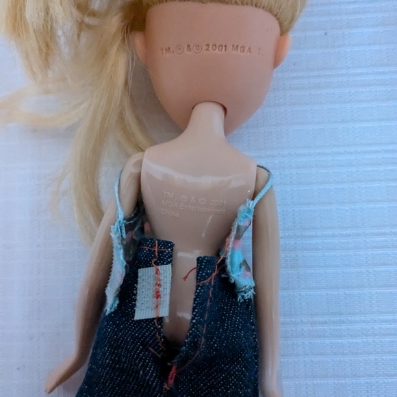 Bratz Cloe Doll 2001 blue eyes blond hair MGA - Picture 6 of 7